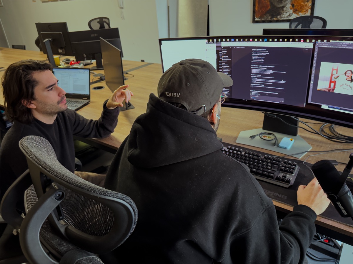 Equipo colaborando en la sala de edición