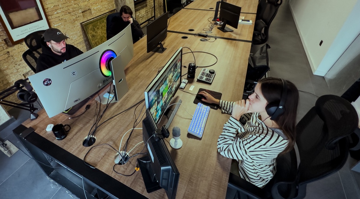 Zona de edición audiovisual con monitores