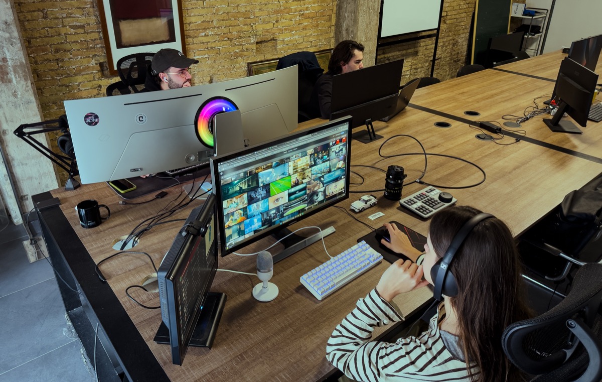 Vista general del búnker — zona de trabajo con pared de ladrillo